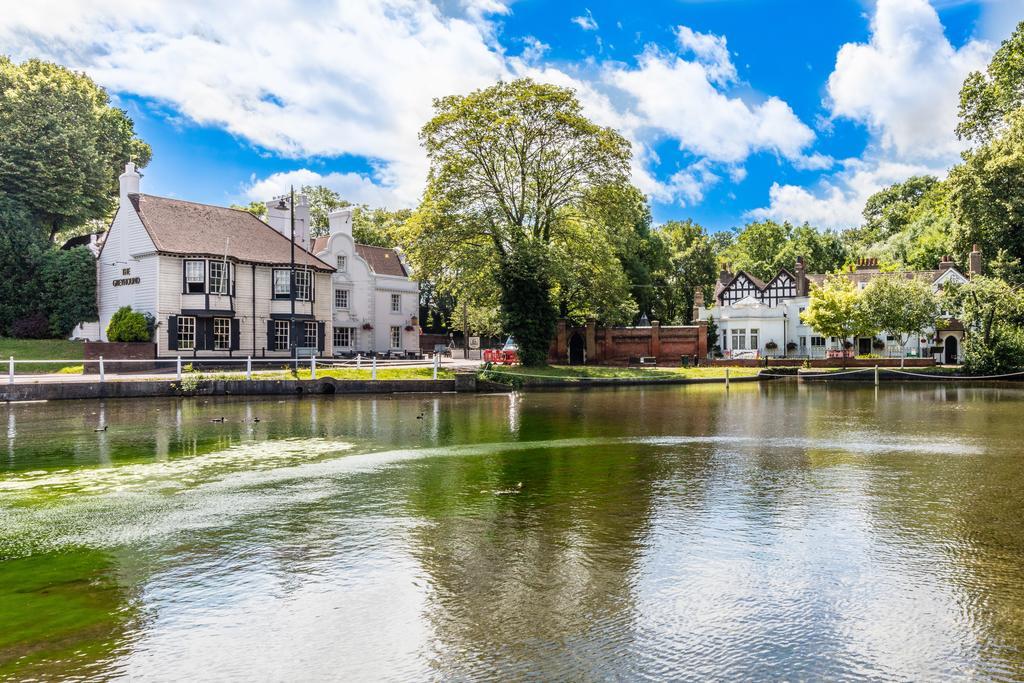 Greyhound Hotel Carshalton ภายนอก รูปภาพ